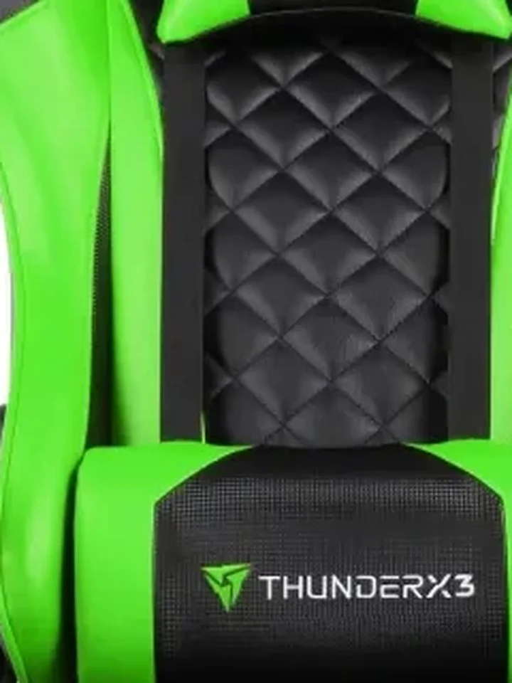 Encosto de couro sintético da ThunderX3 TGC12 de perto